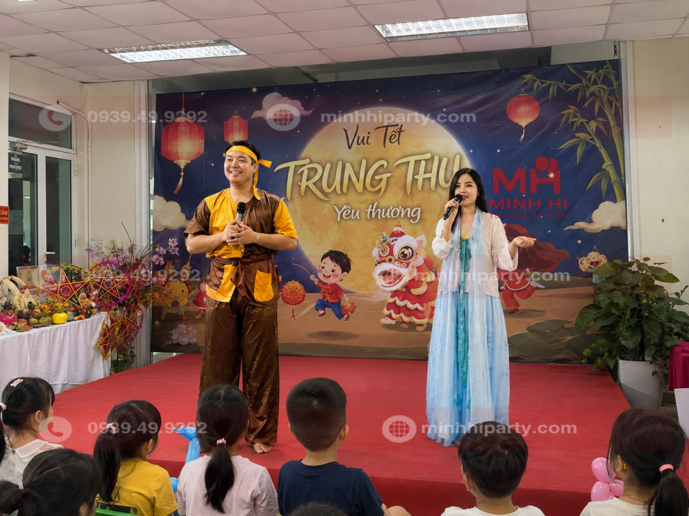 chu cuoi va chi hang dan chuong trinh trung thu cho be mam non Chú Cuội và chị Hằng dẫn chương trình trung thu cho các bé mầm non