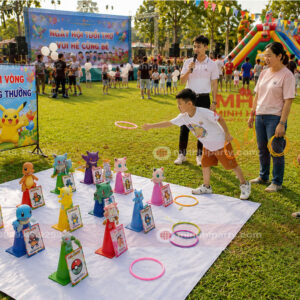 Gian hàng ném vòng săn Pokemon Family Day cho thiếu nhi tại sự kiện chào hè của trường học