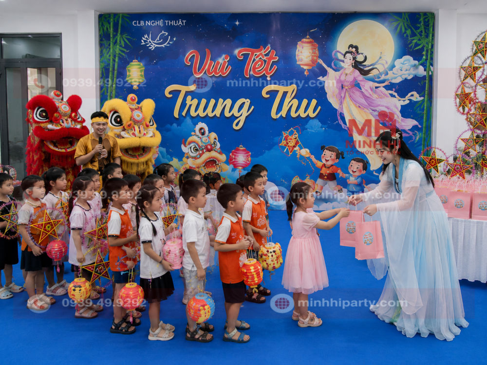 phat qua cho be tai su kien trung thu 1 Phát quà và phá cỗ tại sự kiện trung thu do chị hằng dẫn chương trình cho các bé mầm non