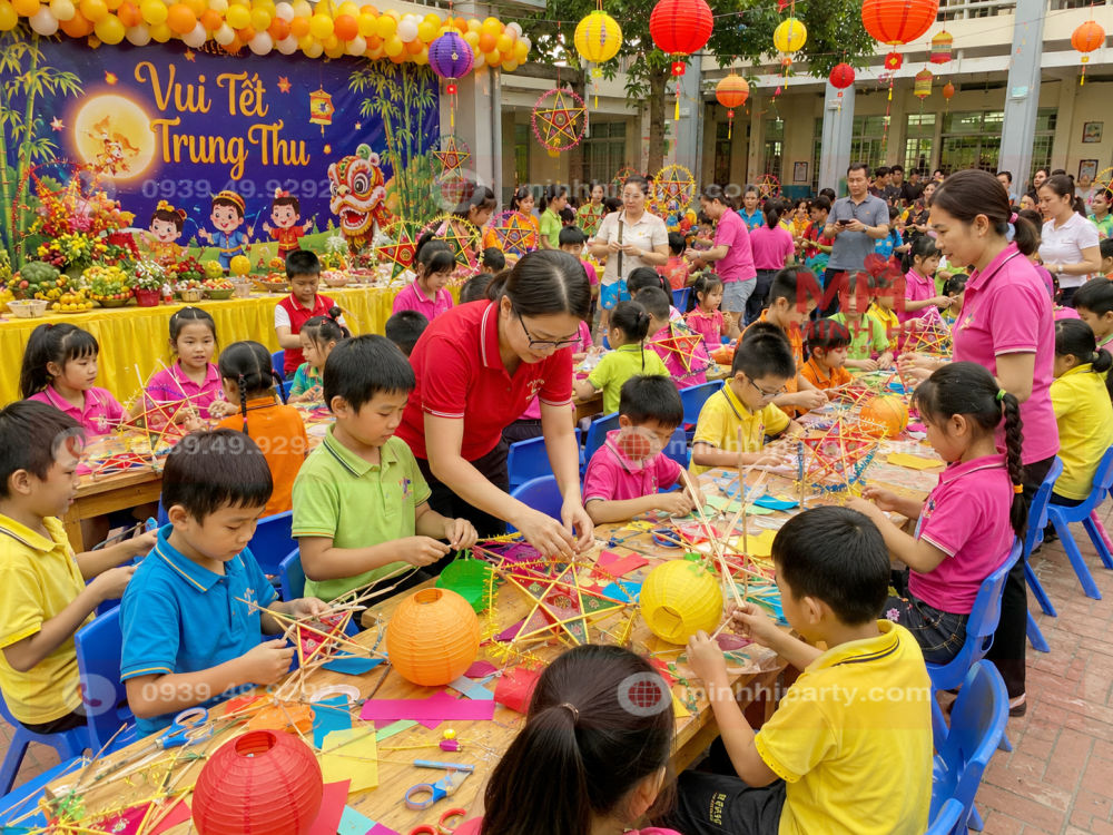 Tổ chức trò chơi trung thu cho học sinh tiểu học làm lồng đèn