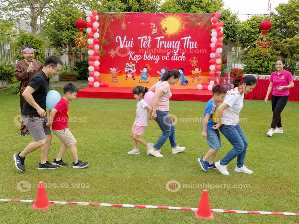 Trò chơi kẹp bóng cùng phụ huynh có trong trò chơi Trung Thu 2026