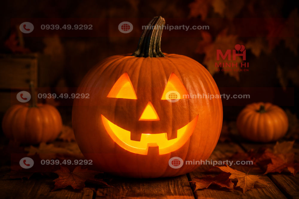 den bi ngo 2026 Đèn bí ngô Jack-o’-lantern phát sáng trong lễ hội Halloween