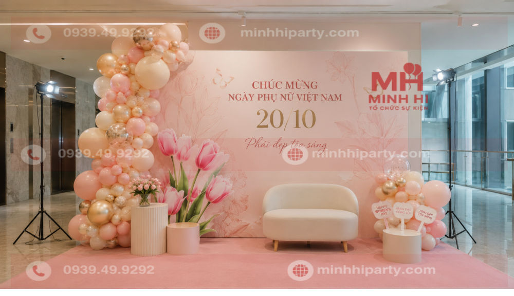 Mẫu trang trí khu check-in 20/10 cho văn phòng với backdrop hoa tulip và ghế sofa