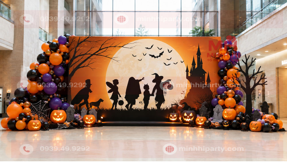 trang tri backdrop halloween voi bong bong 2026 Trang trí backdrop Halloween 2026 kết hợp bong bóng cam đen tím và mô hình bí ngô trong sảnh sự kiện rộng
