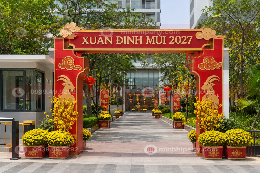 Trang trí chung cư đón xuân 2027 đồng bộ từ cổng ra vào, khu bảo vệ đến lối đi và sảnh chính.