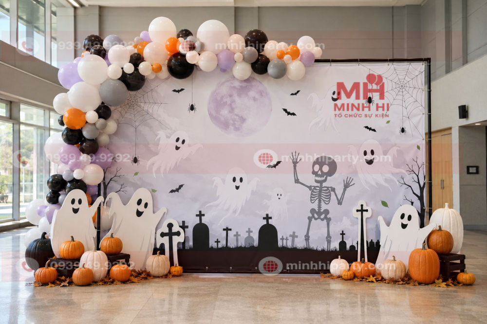 Trang trí Halloween 2026 với Backdrop màu trắng bằng bạt Hiflex trang trí bóng ma, bộ xương và bí ngô