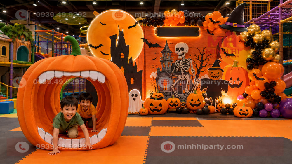 Trang trí Halloween Khu vui chơi cho trẻ em với mô hình bí ngô chui qua và backdrop tương tác rộng rãi