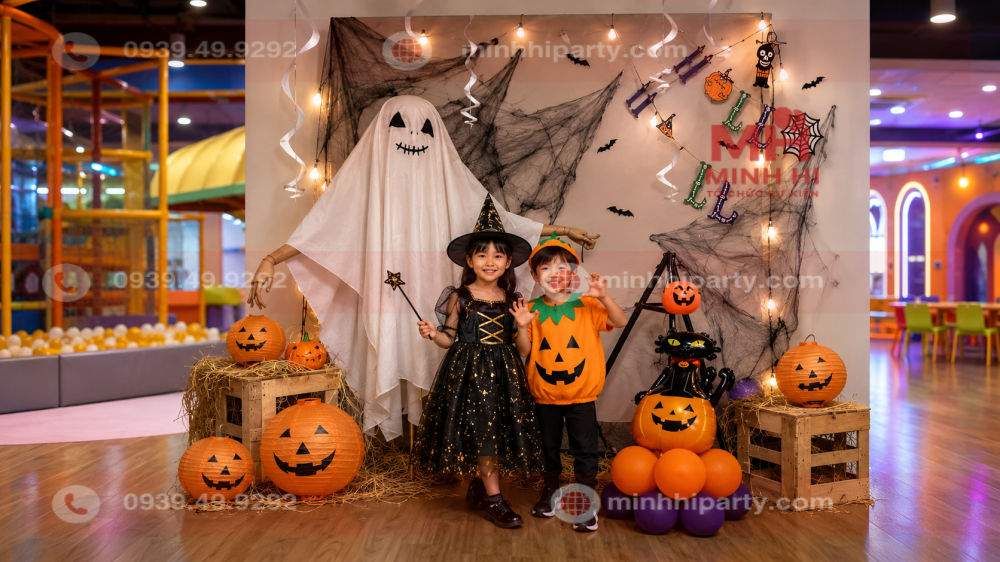 Trang trí Halloween cho khu vui chơi với hai trẻ em hóa trang vui vẻ check-in