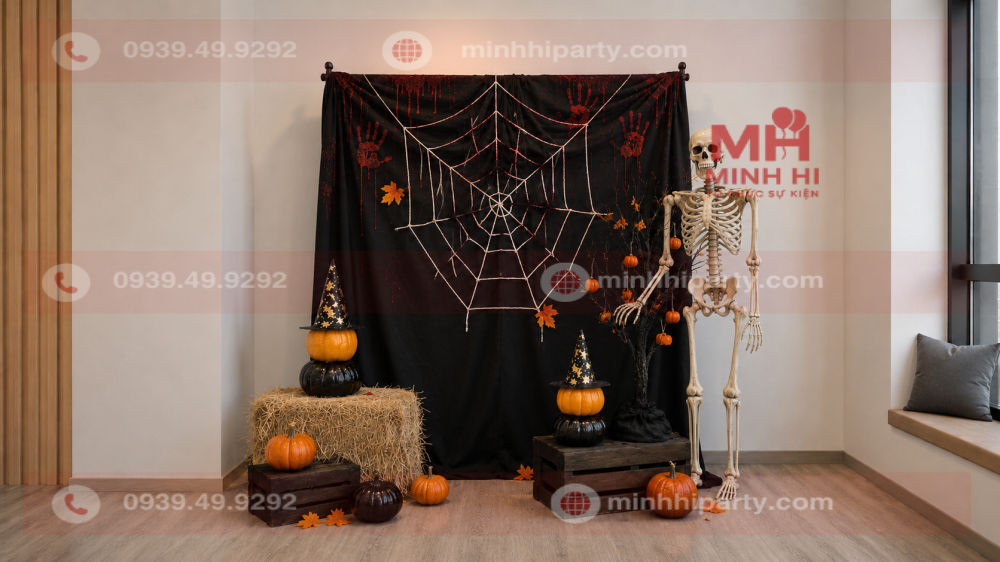 Ý tưởng trang trí tiểu cảnh Halloween trong nhà nhỏ gọn với bí ngô và mạng nhện