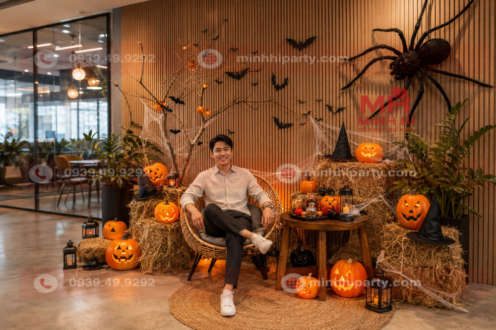 Trang trí khu vực check-in cho sự kiện Halloween giúp gắn kết nhân viên