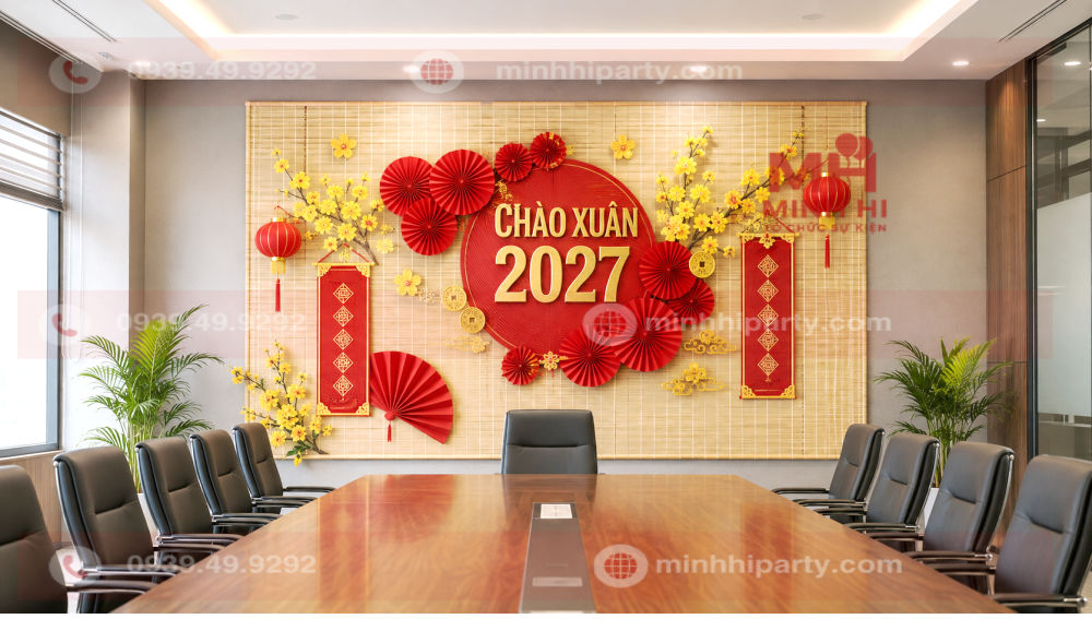 Trang trí backdrop  Tết 2027 bằng backdrop mành tre, hoa mai, quạt giấy đỏ và đèn lồng trang trọng.