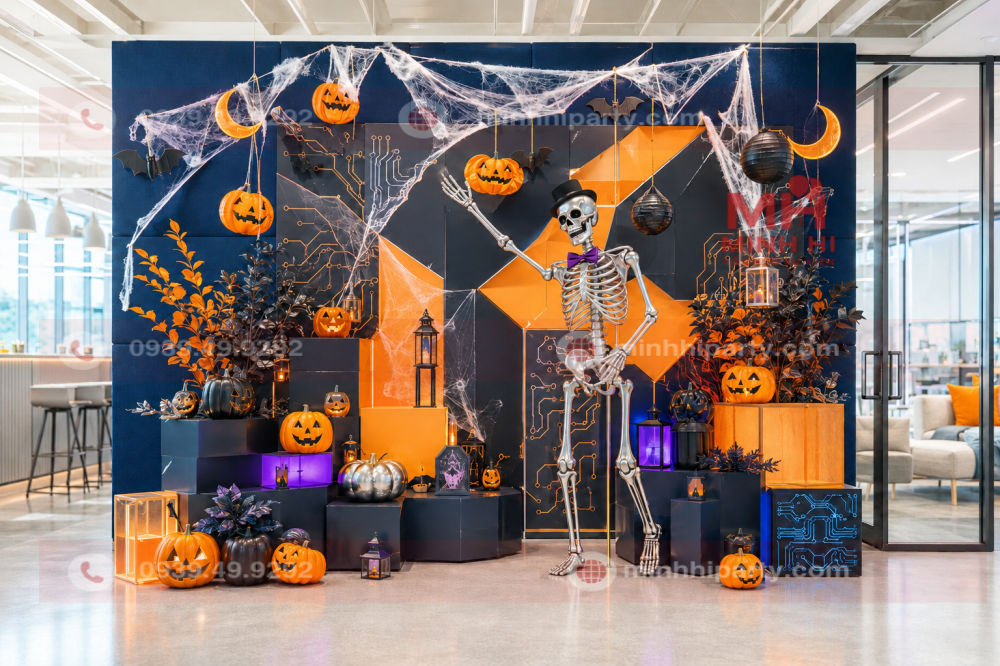 Sự kiện Halloween doanh nghiệp theo phong cách công nghệ với bộ xương ánh kim, bí ngô và không gian check-in sáng tạo.