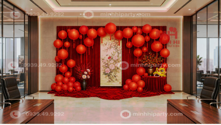 Trang trí tiểu cảnh Tết 2027 cho phòng họp với tiểu cảnh đèn lồng đỏ, rèm nhung, tranh hoa và đầu lân.