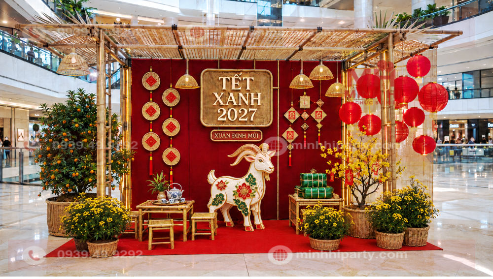 trang tri tet 2027 cho trung tam thuong mai voi chu de than thien voi moi truong Trang trí Tết 2027 xanh bằng khung tre module, mây đan, đèn LED, cây tái sử dụng và linh vật dê formex 3D.