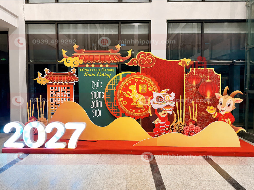trang tri tet 2027 chuan phong thuy cho cua chinh va khu vuc don khach Trang trí Tết 2027 phong thủy tại cửa chính với tiểu cảnh đỏ vàng, đèn lồng và linh vật dê Đinh Mùi