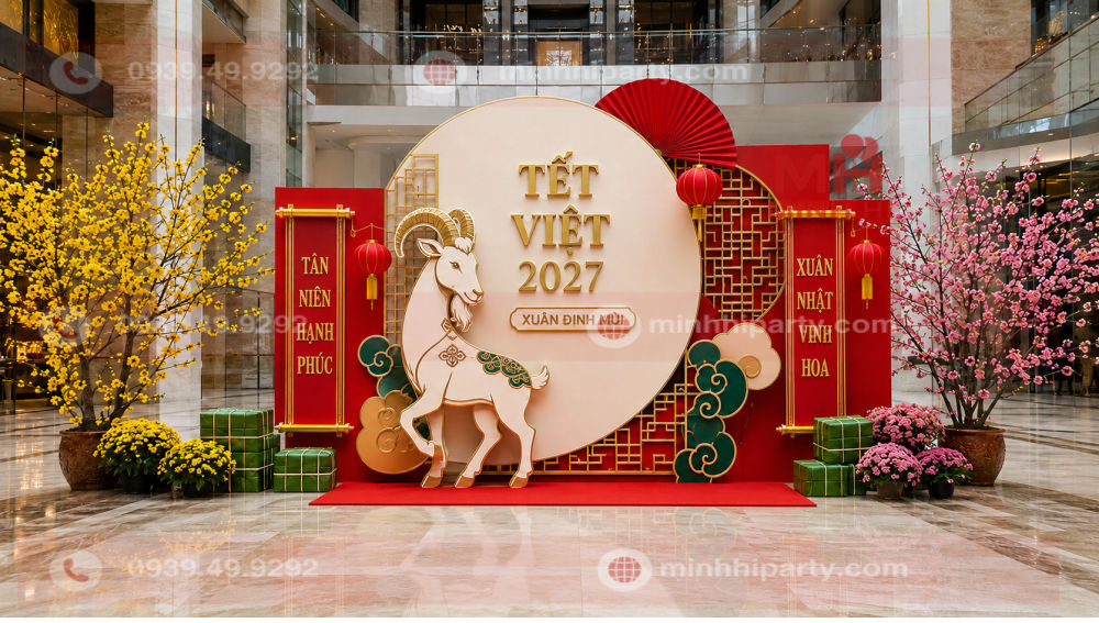 trang tri tet 2027 voi chu de tet viet duong dai Trang trí Tết Việt đương đại 2027 tại trung tâm thương mại với dê Đinh Mùi, hoa mai, hoa đào, bánh chưng và đèn lồng.