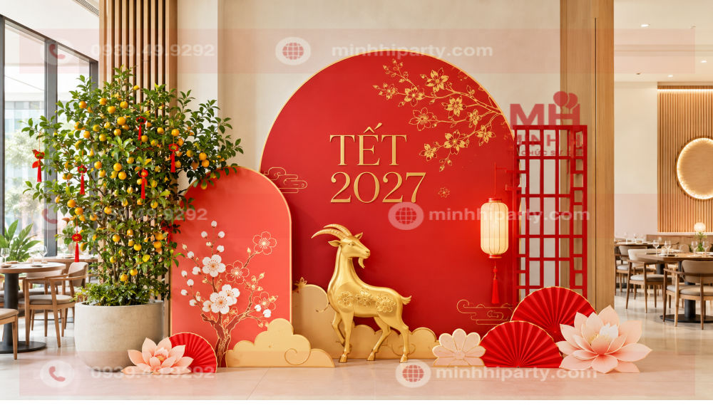 trang tri tet cho nha hang khach san hien dai 2027 Trang trí nhà hàng đón Tết 2027 phong cách hiện đại tối giản với backdrop đỏ, linh vật dê vàng và cây quất.