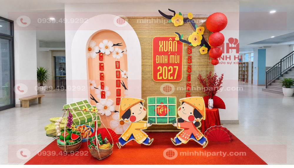 trang tri tet cho truong hoc 2027 phong cach sac xuan hien dai Trang trí tiểu cảnh Tết 2027 cho trường học với backdrop hiện đại, mô hình dê Đinh Mùi, đèn lồng, hoa mai và hộp quà 3D.