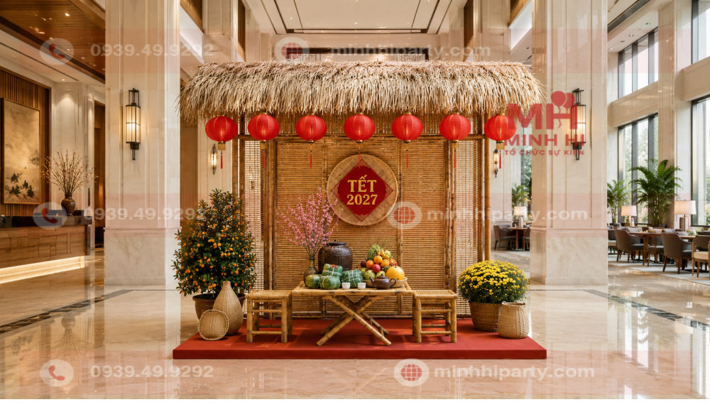 trang tri tieu canh tet xua 2027 giau cam Tiểu cảnh Tết xưa 2027 gọn đẹp tại sảnh lớn nhà hàng, khách sạn với mái tranh, vách tre, bàn trà và cây quất.