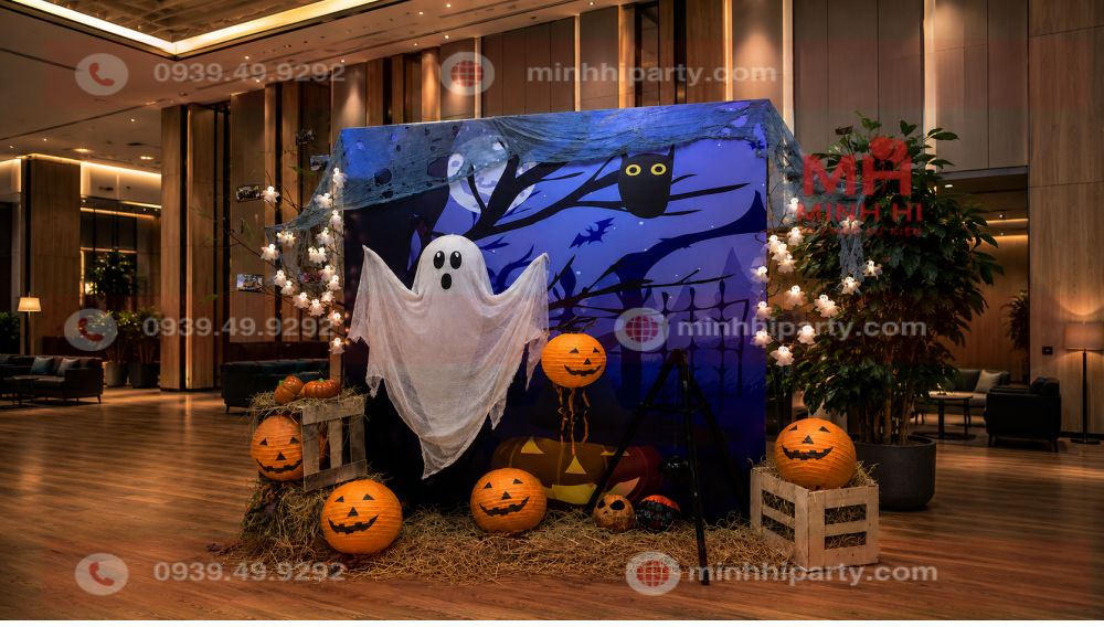 xac dinh chu de trang tri halloween 2026 Ý tưởng trang trí Halloween chủ đề với bóng ma trắng, đèn bí ngô và backdrop rừng đêm trong sảnh sự kiện