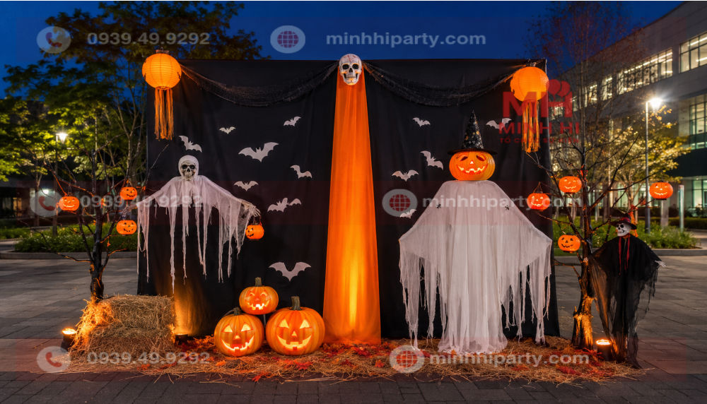Ý tưởng trang trí Halloween ngoài trời với bóng ma và bí ngô phát sáng