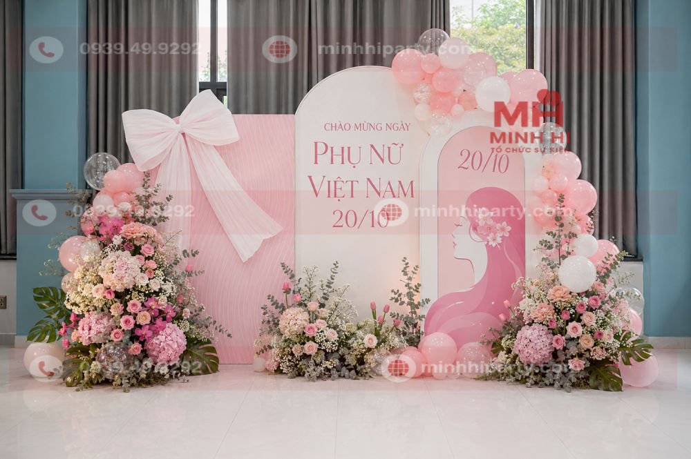 Trang trí hoa sân khấu 20/10 với cụm hoa hồng, cẩm tú cầu và lá xanh bố trí hài hòa