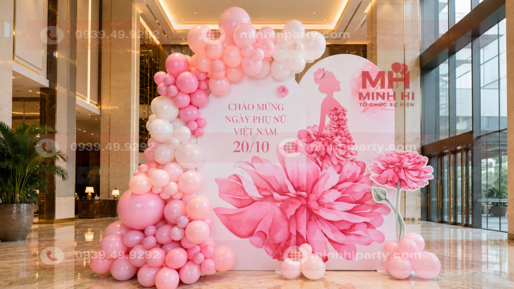 Mẫu trang trí tổ chức 20/10 cho công ty tại sảnh lớn với backdrop hoa hồng và bong bóng cho khu check-in