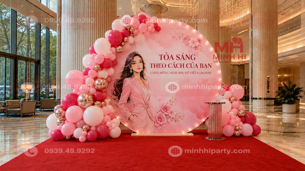 Mẫu backdrop trang trí 20/10 cho công ty kết hợp bong bóng và thảm đỏ tại sảnh lớn