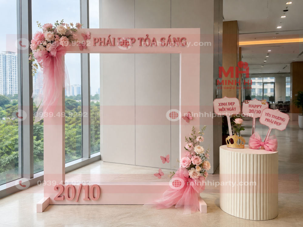 Trang trí góc check-in 20/10 với khung ảnh lớn và phụ kiện chụp hình