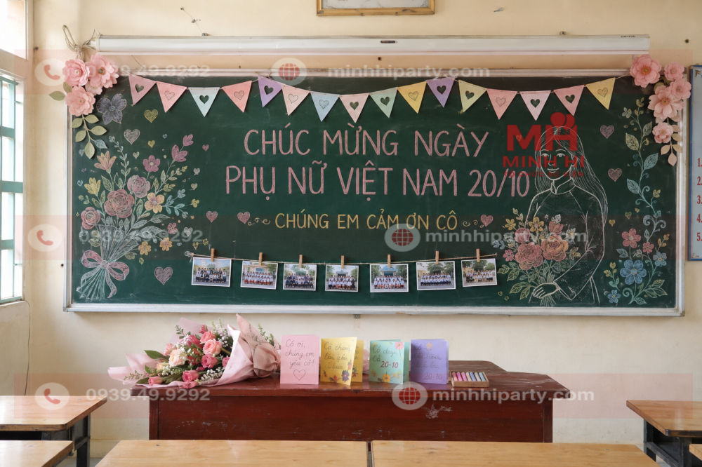 Trang trí lớp học ngày 20/10 bằng bảng phấn, dây cờ và ảnh kỷ niệm
