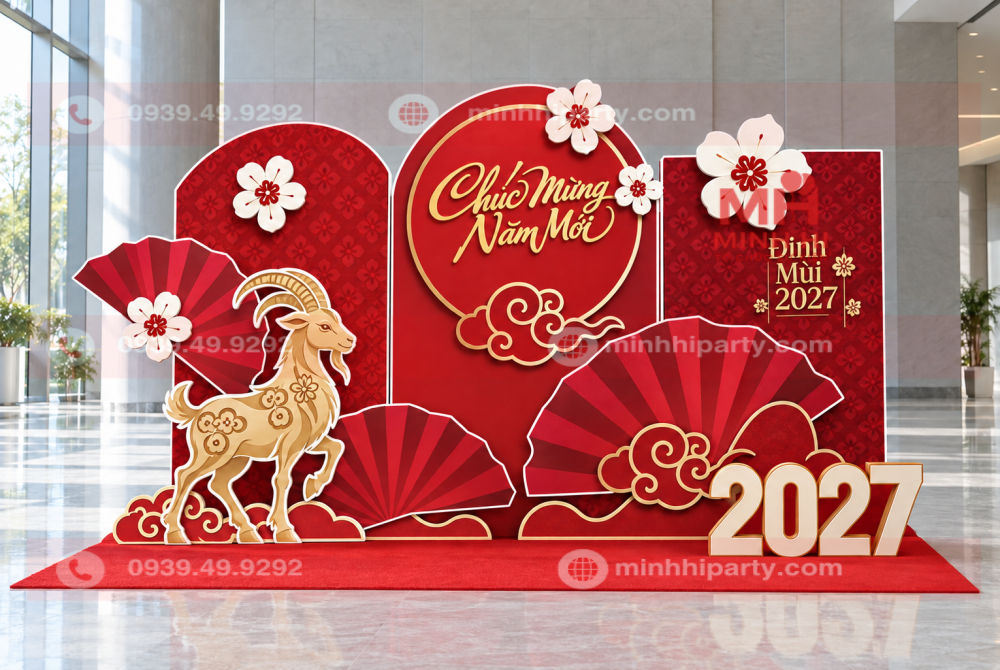 Mẫu trang trí Tết 2027 với quạt formex đỏ ốp nổi nhiều lớp và backdrop viền trắng mảnh