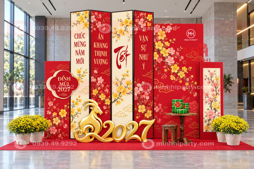 Tiểu cảnh Tết Đinh Mùi 2027 với vách đỏ kem và dê vàng cách điệu đặt lệch bên