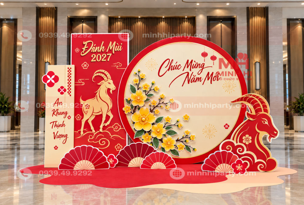 Backdrop trang trí Tết 2027 với hoa mai formex cắt nổi, phông tròn và quạt lớn nhỏ chồng lớp