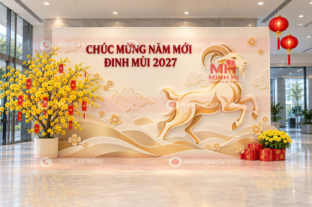 Mẫu trang trí Tết 2027 nền kem với mai vàng lệch trái, chữ nổi đỏ và dê formex champagne.