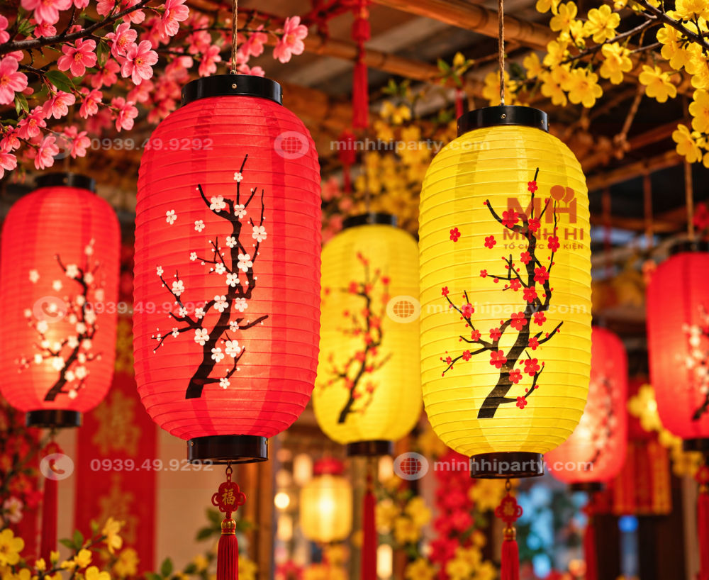 Trang trí đèn lồng Tết tại hành lang bằng đèn lồng hình trụ đỏ vàng họa tiết hoa xuân, treo đều dọc lối đi khách sạn.