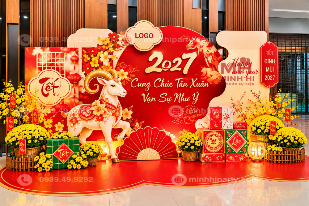 Hoa cúc giả trang trí Tết màu vàng bố trí hai bên chân backdrop đỏ, kết hợp vách formex, linh vật ngựa và phụ kiện Tết truyền thống.