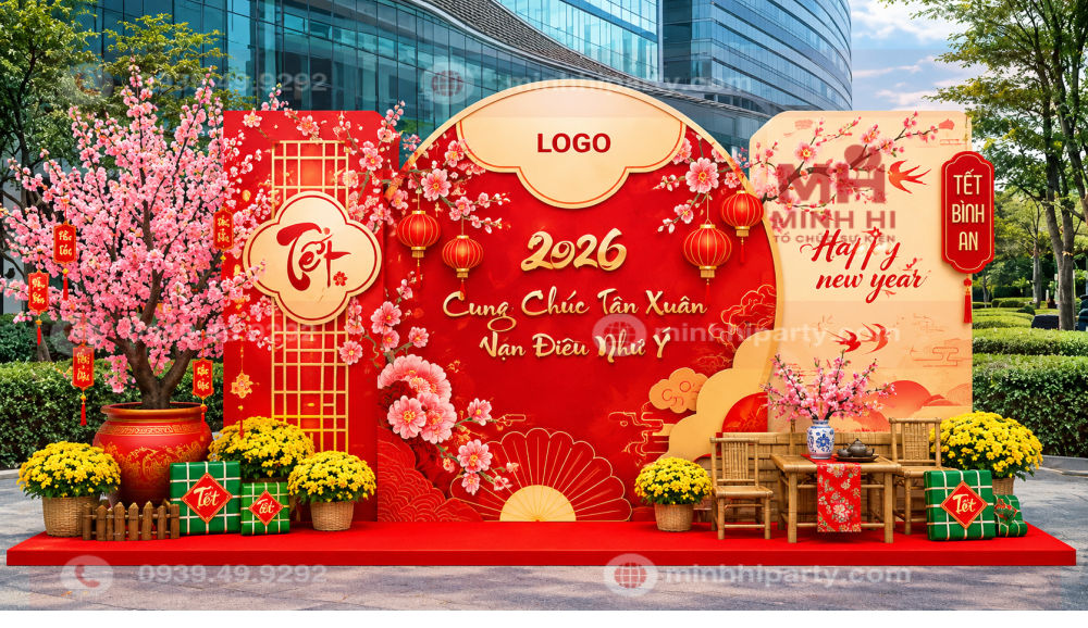 Hoa đào giả trang trí Tết màu hồng kết hợp backdrop đỏ vàng, vách formex, bàn ghế tre và tiểu cảnh Tết trước sảnh tòa nhà.