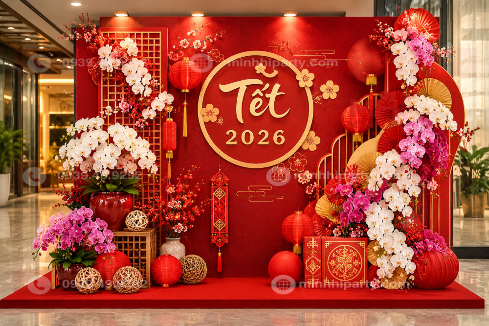 Hoa lan giả trang trí Tết 2027 với lan hồ điệp trắng hồng kết hợp backdrop đỏ đô, đèn lồng và phụ kiện trang trí tiểu cảnh Tết sang trọng.