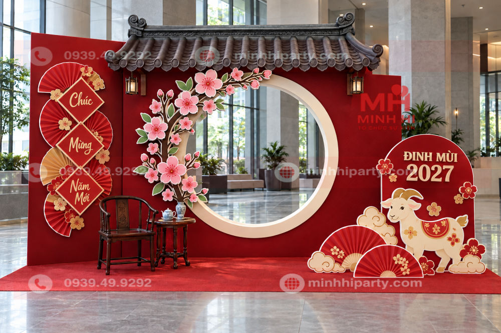 Tiểu cảnh Tết Đinh Mùi 2027 với cửa tròn xuyên thấu và hoa đào formex ôm góc trái