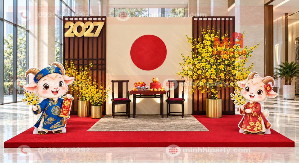 Mẫu decor backdrop Tết 2027 bằng formex với hai dê áo dài, mai vàng và khung cửa viền trắng