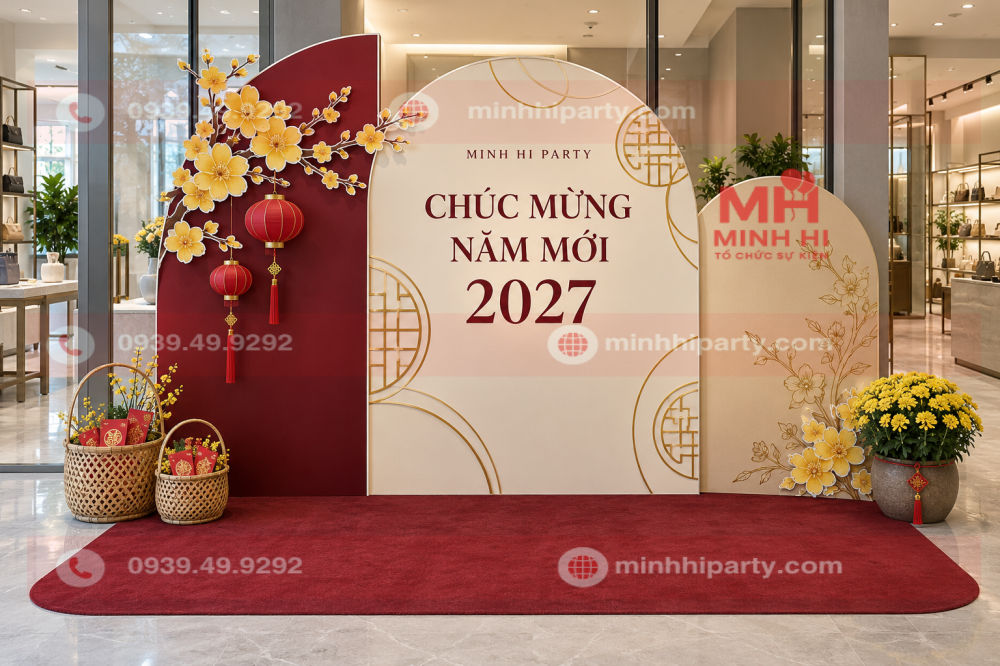 Mẫu trang trí backdrop Tết 2027 cho cửa hàng với phông vòm kem đỏ đô và hoa mai formex