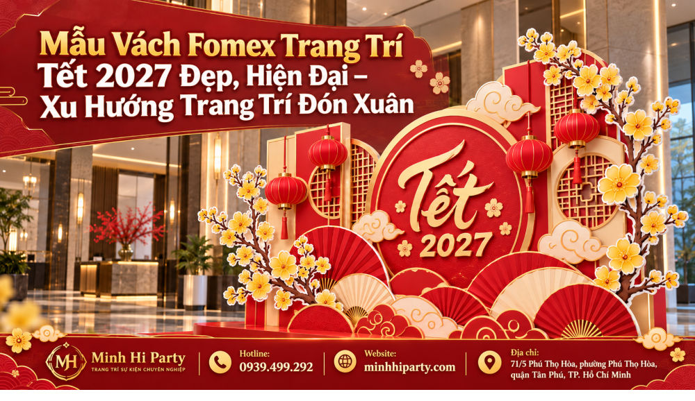 Mẫu vách Fomex trang trí Tết 2027 đẹp, hiện đại với hoa mai cắt forme viền trắng, quạt giấy và đèn lồng đỏ vàng tại Minh Hi Party.