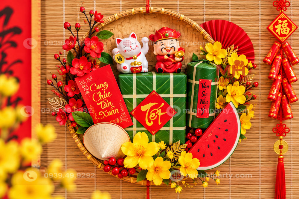 met tre trang tri tet 2027 Mẹt tre trang trí Tết truyền thống 2027 kết hợp bánh chưng xanh, hoa mai vàng, bao lì xì, mèo thần tài và phụ kiện dân gian.