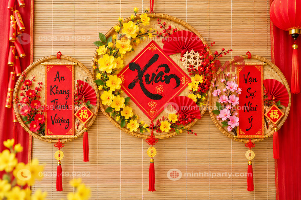 met tre trang tri tet 2027 ket hop cau doi Mẹt tre câu đối đỏ trang trí Tết 2027 kết hợp chữ thư pháp Xuân, hoa mai vàng, hoa đào và phụ kiện truyền thống cho backdrop Tết.