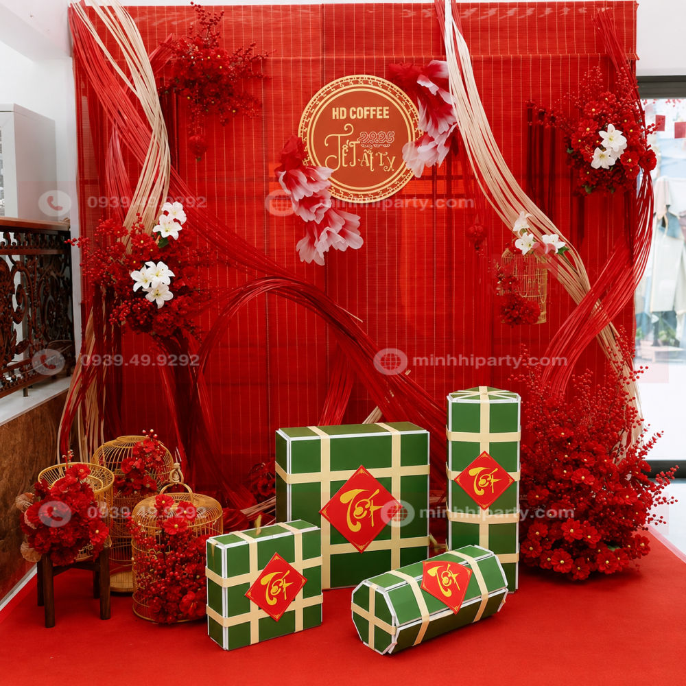 Mô hình bánh chưng bánh tét bằng formex màu xanh lá, cắt CNC ghép tấm với bề mặt phẳng, trang trí trước tiểu cảnh Tết đỏ.