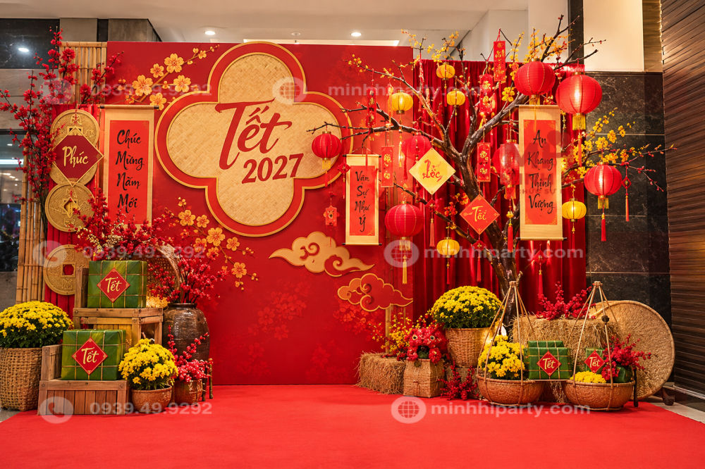 Mô hình trang trí Tết 2027 kết hợp backdrop đỏ, đèn lồng, bánh chưng và phụ kiện đón xuân.
