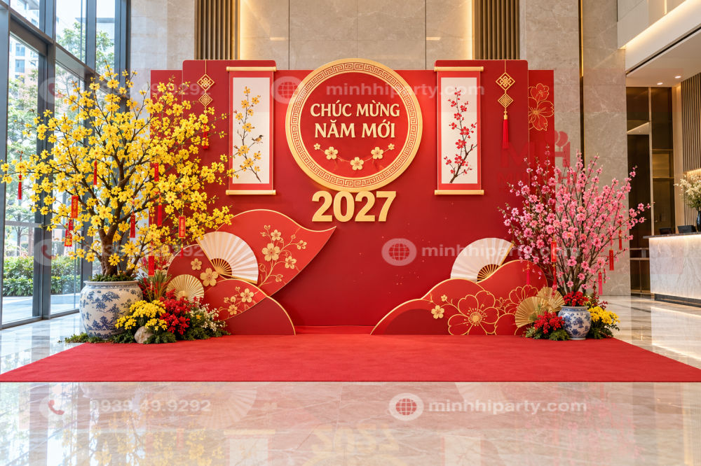 Decor phông Tết cho sảnh chung cư 2027 với phông chúc Xuân đỏ, hoa mai vàng, hoa đào hồng và thảm đỏ.