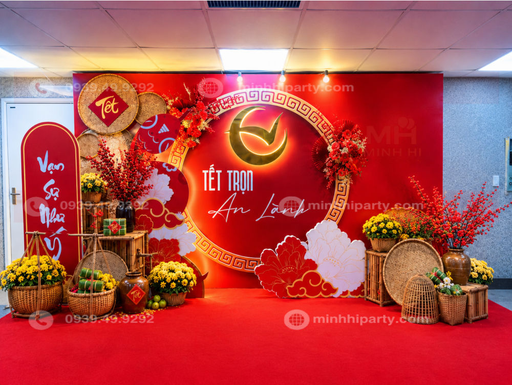 Mẹt tre, thúng nia và đạo cụ Tết xưa kết hợp quang gánh, chum gốm và backdrop trang trí Tết 2027