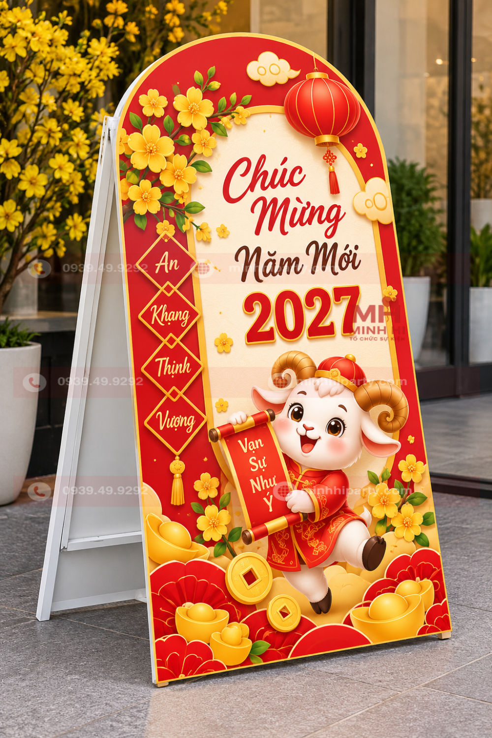 Standee Tết 2027 bo cong hiện đại với thiết kế mềm mại, màu sắc nổi bật, phù hợp trang trí cửa hàng, văn phòng và khu vực trưng bày Tết.