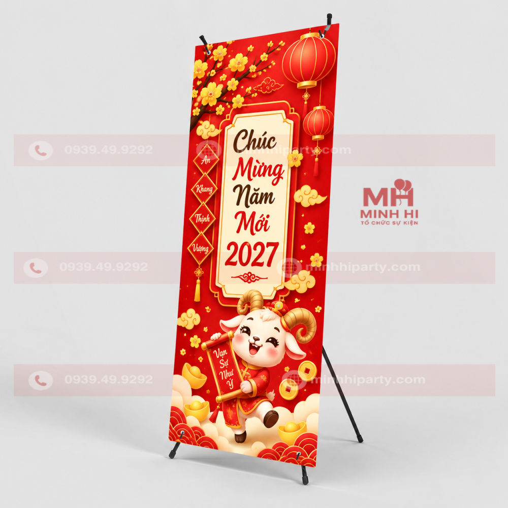Standee Tết 2027 hình chữ nhật màu đỏ, trang trí linh vật dê Đinh Mùi, hoa mai, đèn lồng và lời chúc mừng năm mới.